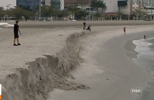 Desnível surgiu na Praia Central, 10 meses após o local passar por megaobra — Foto: Reprodução NSC TV