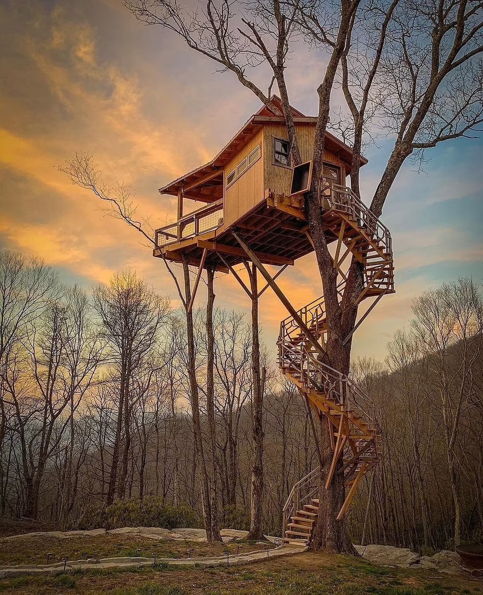 A casa na árvore Raven Rock Treehouse, em Fletcher, na Carolina do Norte, nos Estados Unidos  — Foto: Airbnb / Reprodução