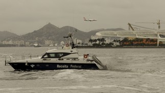 Buscas em embarcações na Baía aconteceram também próximo ao Museu do Amanhã — Foto: Gabriel de Paiva/Agência O Globo