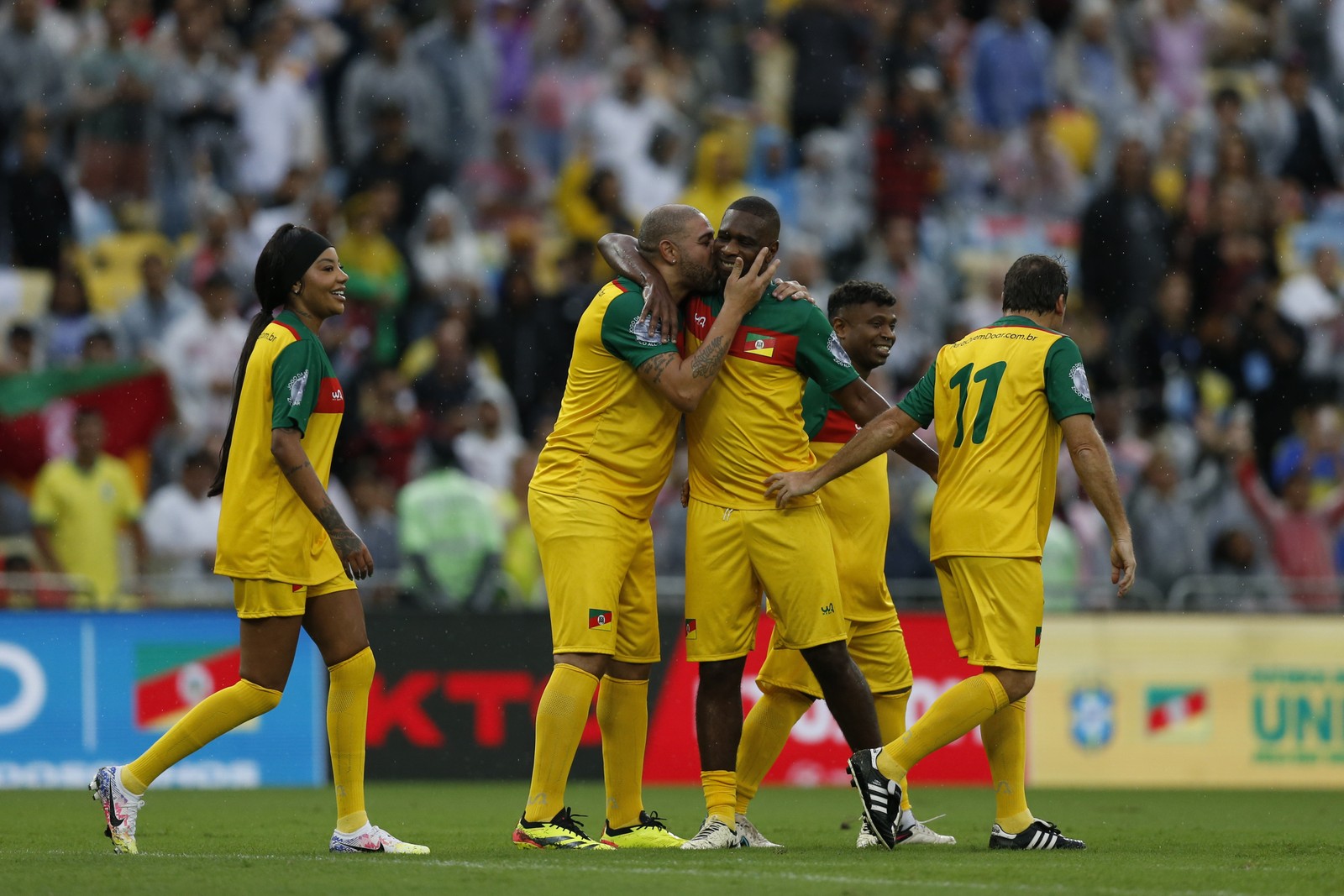 Partida de futebol benificente em prol das vítimas da catástrofe climática no Rio Grande do Sul, com a presença de Ronaldinho Gaúcho, Adriano, Cafu, Ludmilla e outros. — Foto: Guito Moreto - Ag O Globo