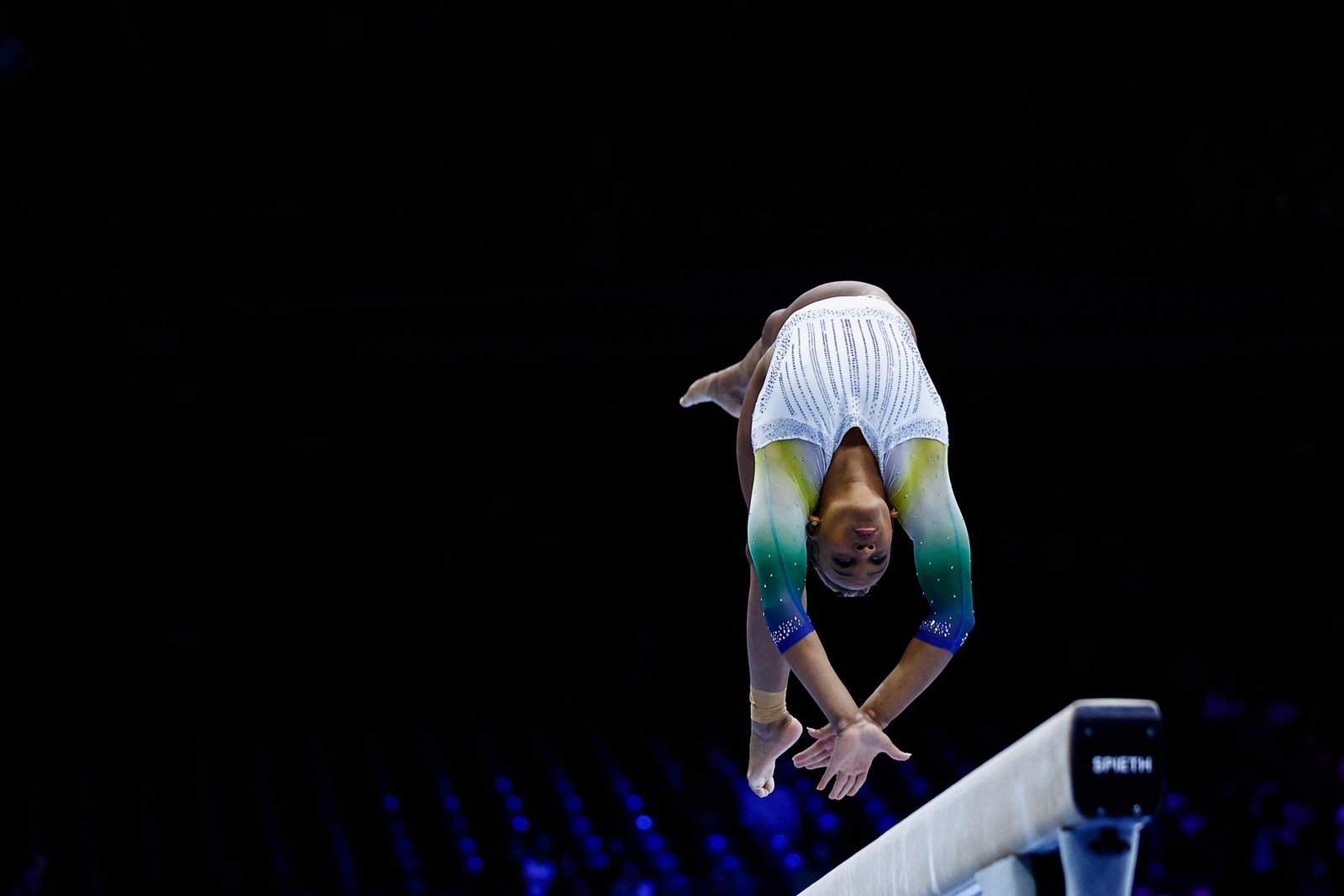 Rebeca Andrade compete na trave durante as eliminatórias femininas do 52º Campeonato Mundial de Ginástica Artística na Antuérpia, Bélgica — Foto: KENZO TRIBOUILLARD / AFP