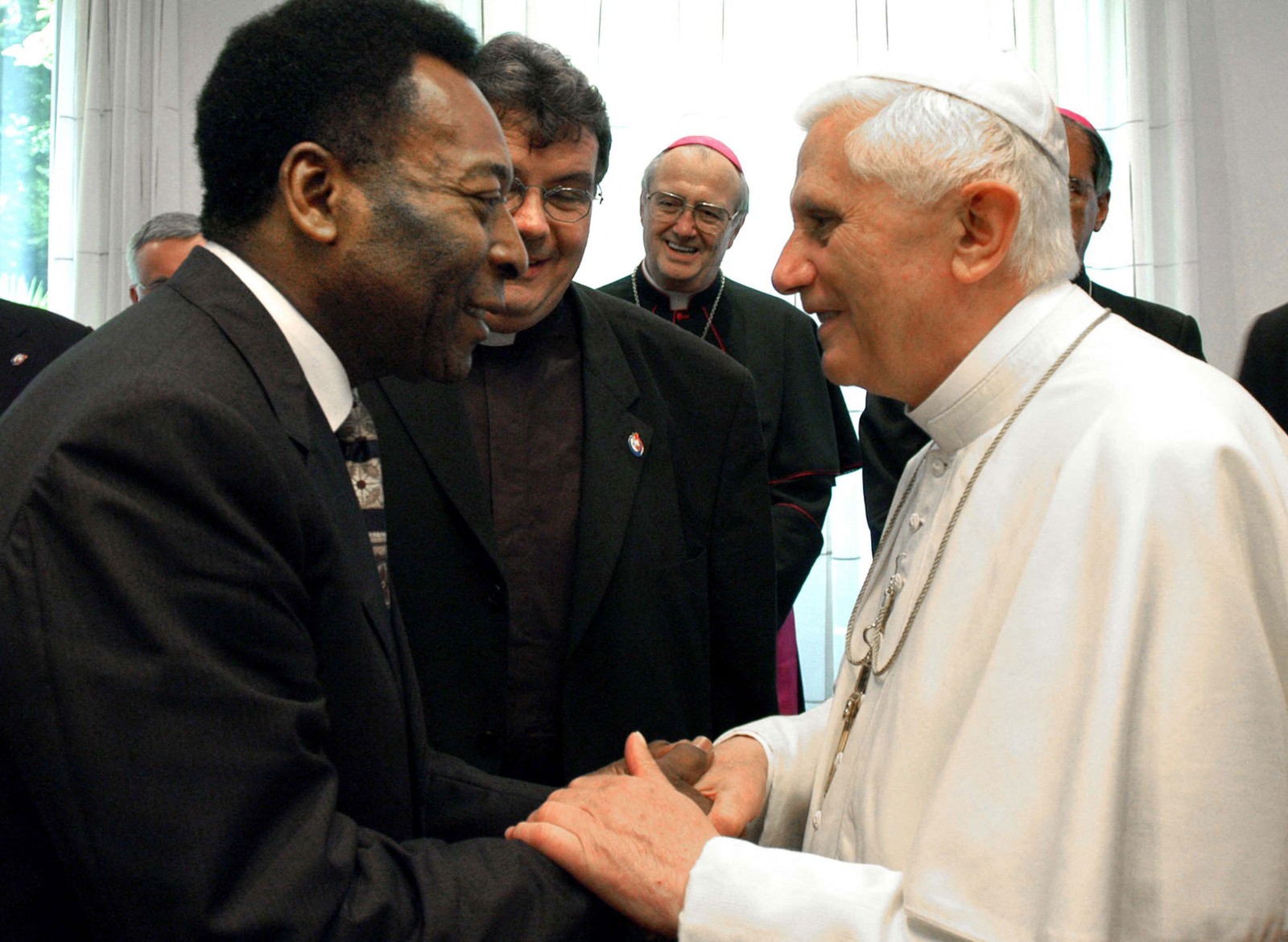 Papa Bento XVI aperta a mão da lenda do futebol brasileiro Pelé durante seu encontro em Colônia, Alemanha — Foto: AFP/20-08-2005