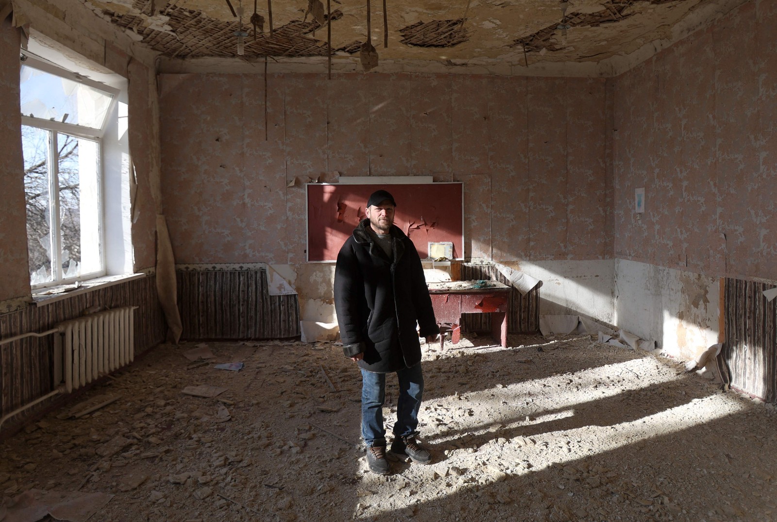 Apesar das dificuldades, Oleksander dizia a si mesmo que 'era melhor dar aulas presenciais' — Foto: Anatolii Stepanov / AFP