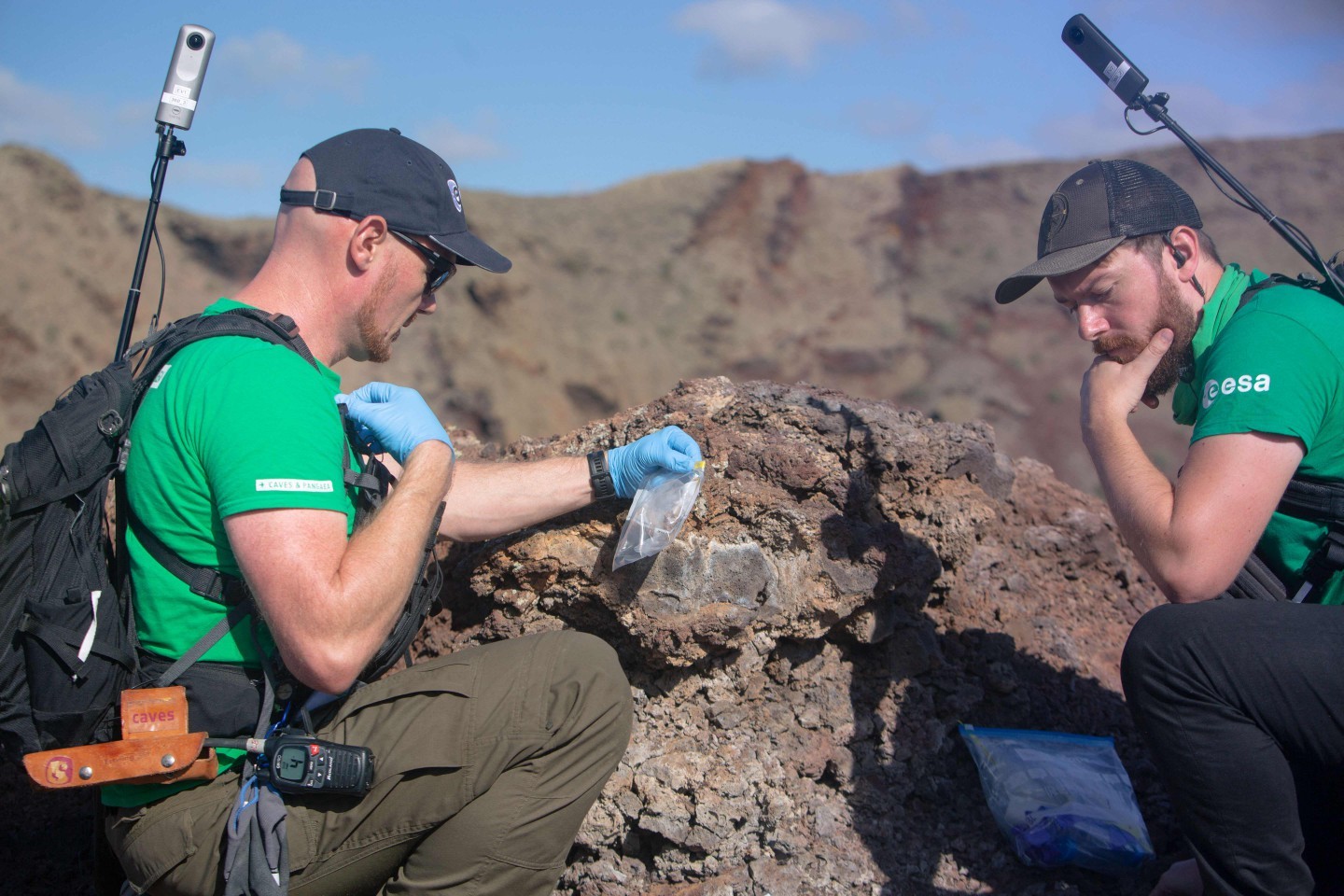 Astronautas fazem treinamento no topo de vulcão nas Ilhas Canárias — Foto: DESIREE MARTIN / AFP