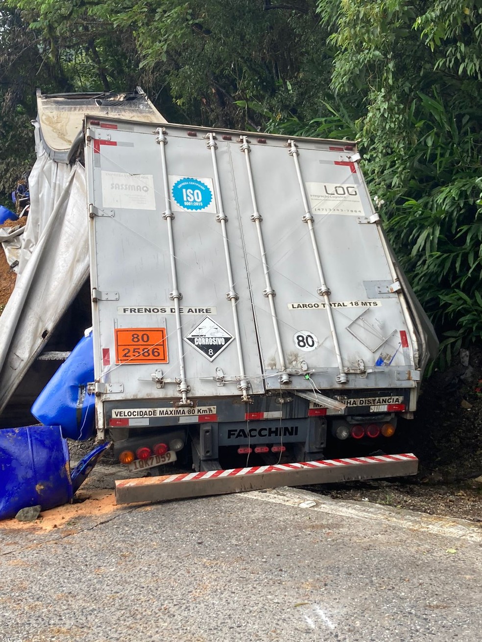 Caminhão ficou destruído e despejou produto químico em rio de Joinville que abastece 34 bairros: motorista teve ferimentos leves — Foto: Divulgação / Polícia Civil SC