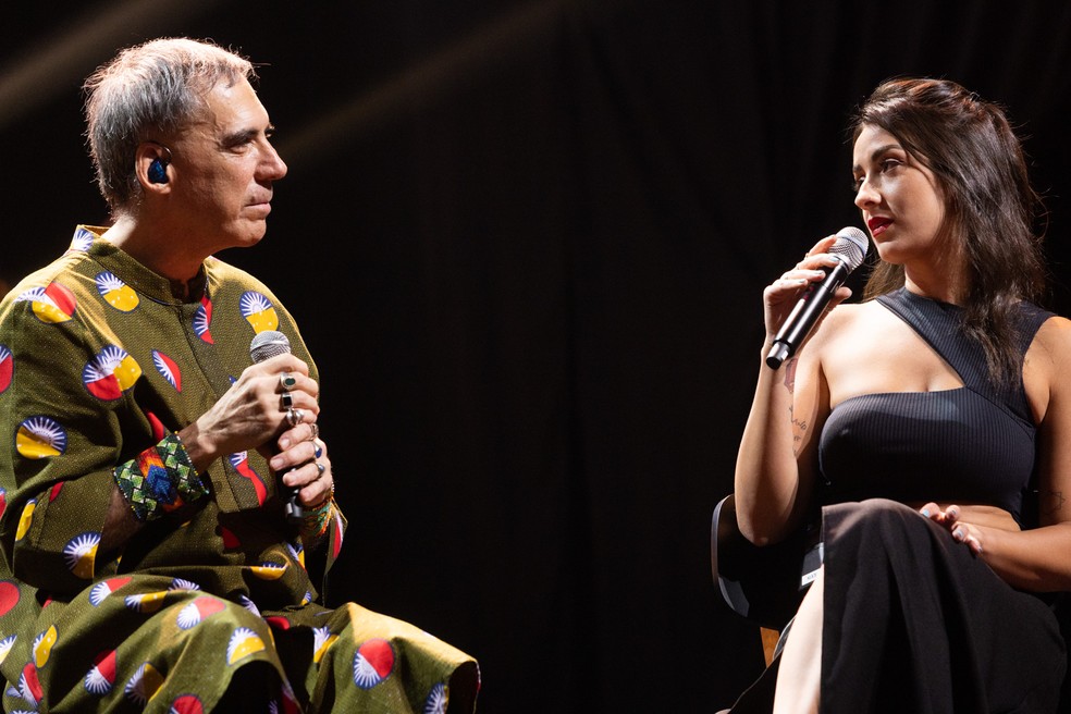 Alice Fromer e Arnaldo Antunes no palco: filha de Marcelo Fromer cantou "Toda cor" e "Não vou me adaptar" com os amigos do pai — Foto: Divulgação / Marcos Hermes