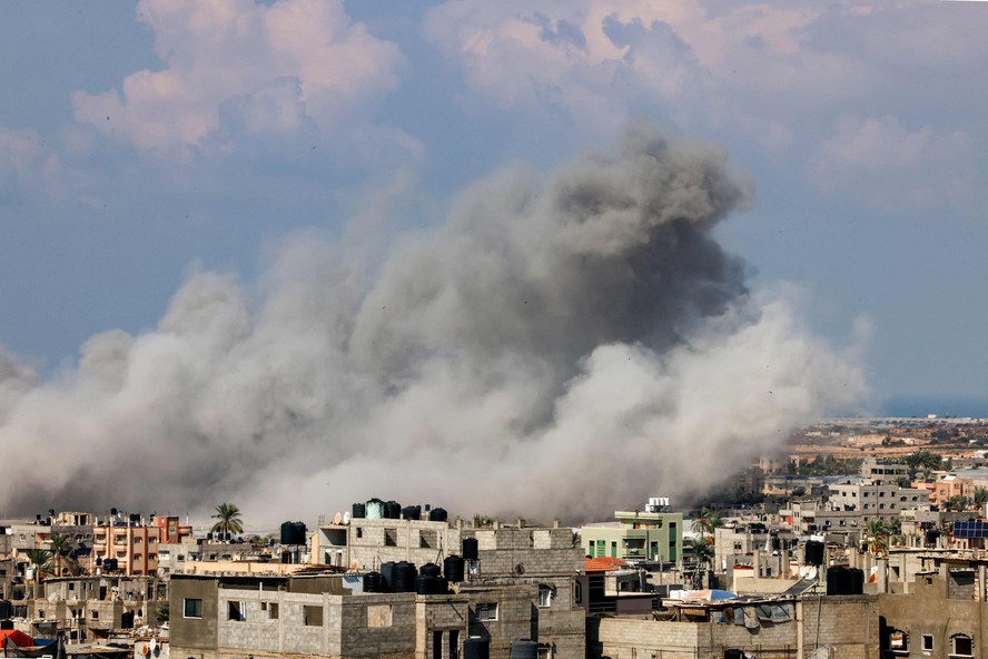 Fumaça após um ataque aéreo israelense em Rafah, no sul da Faixa de Gaza