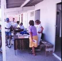 As mulheres da Maré sempre desempenharam papel fundamental nas ações comunitárias de educação e saúde. Nova Holanda – Marcílio Dias, anos 1980. Fundo Anthony Leeds, Fiocruz