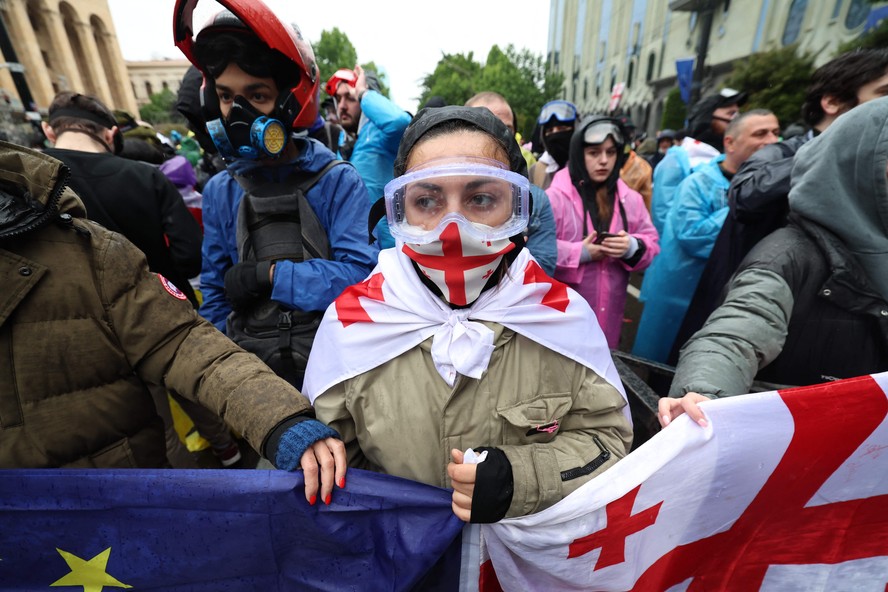 Manifestante em protesto contra a lei de influência estrangeira da Geórgia