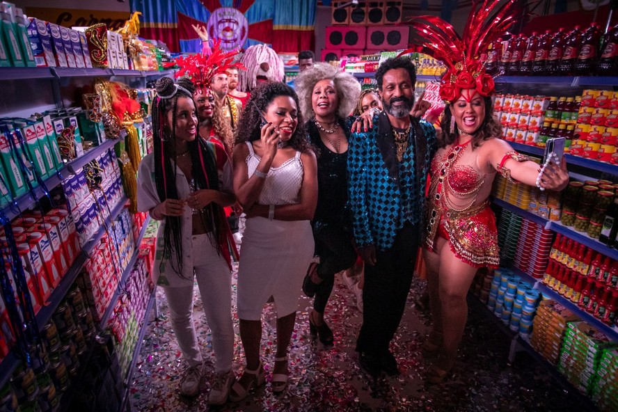 A família Ponza no Encantado's, mercado que abriga a escola de samba Joia do Encantado