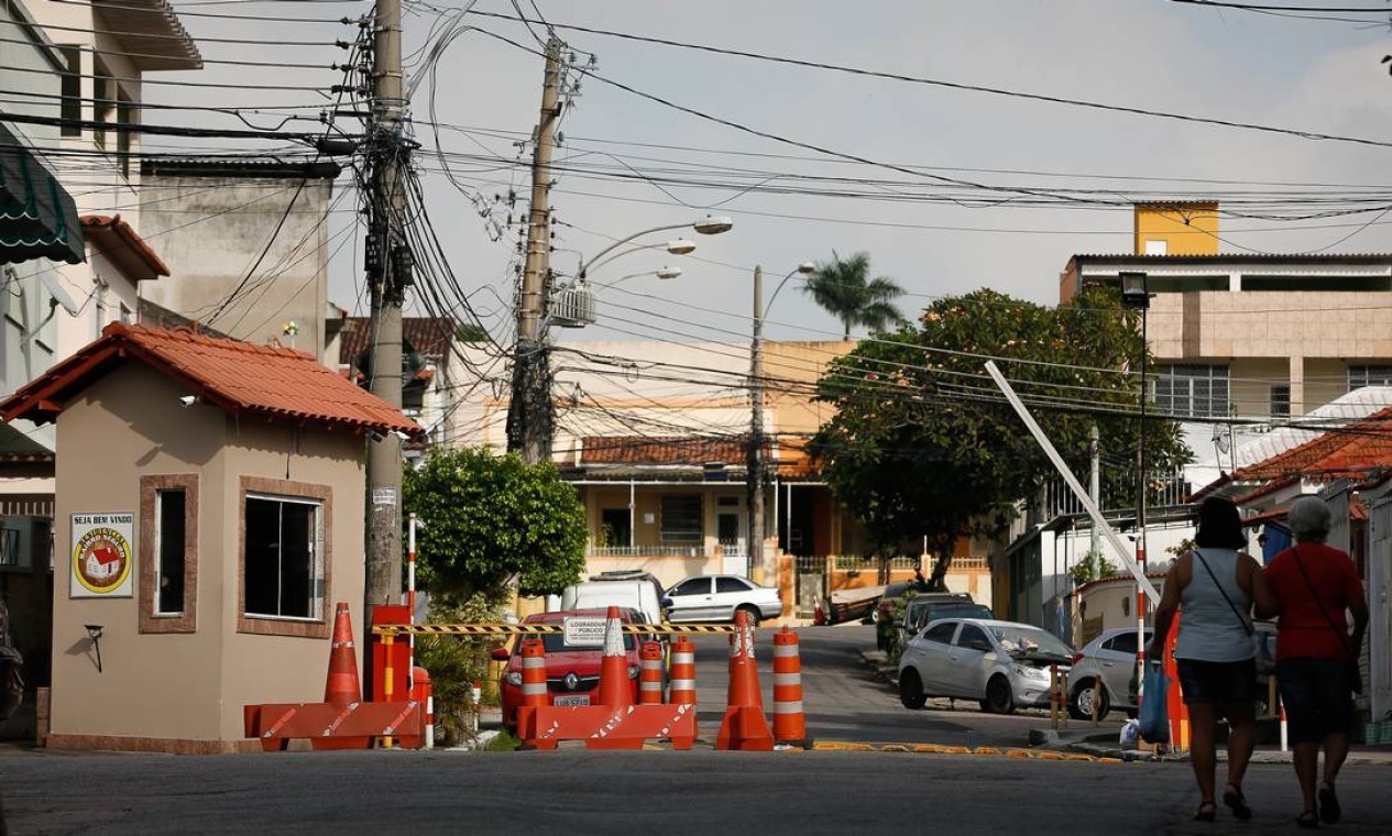 Adesivos de um grupo de seguranças em Irajá, na Zona Norte, como na Rua Santo Agripino — Foto: Pablo Jacob / Agência O Globo