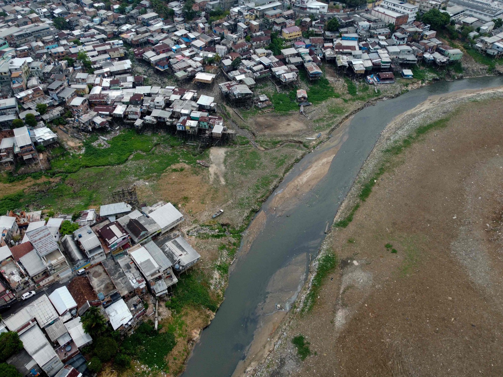 Baixa no nível do Rio Negro, em Manaus, dificulta a navegação de embarcações — Foto: Michael Dantas/AFP