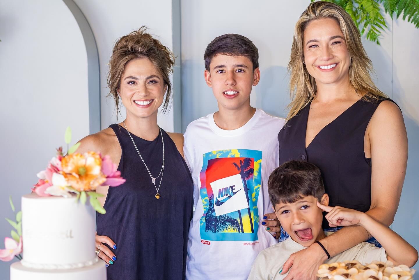 Fernanda Gentil com a mulher, Priscila, e os filhos, Lucas e Gabriel — Foto: Reprodução/Redes sociais