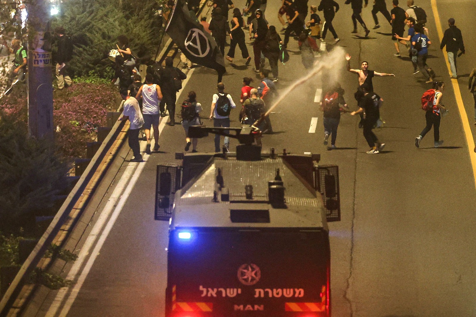 Dezenas de milhares de manifestantes israelenses saíram às ruas neste domingo, pelo segundo dia consecutivo, exigindo a libertação de todos os reféns detidos na Faixa de Gaza — Foto: AHMAD GHARABLI / AFP