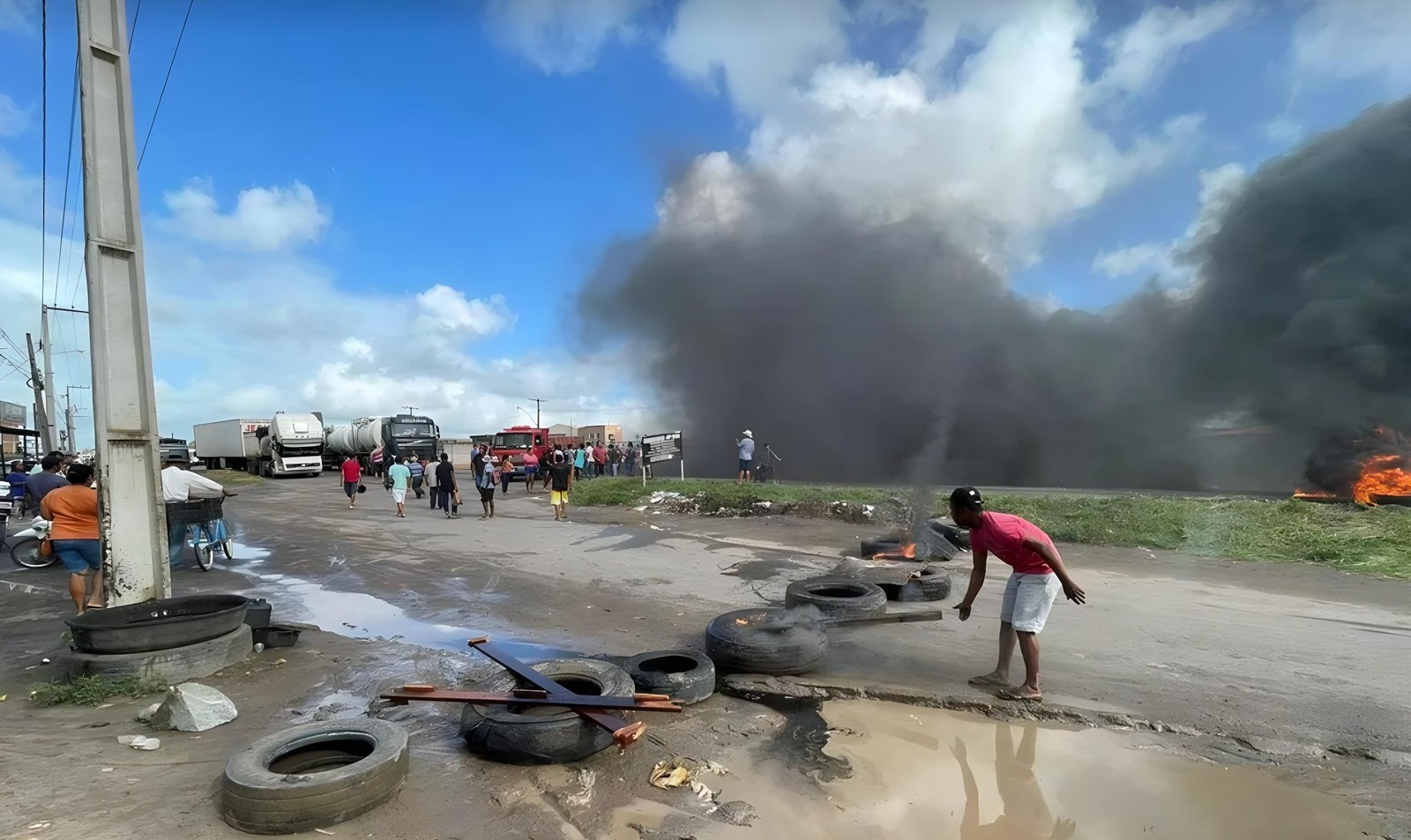 Manifestantes fecham a BR-101 em Umbaúba pela morte de Genivaldo Santos, morto em ação da PRF — Foto: Daniel Rezende