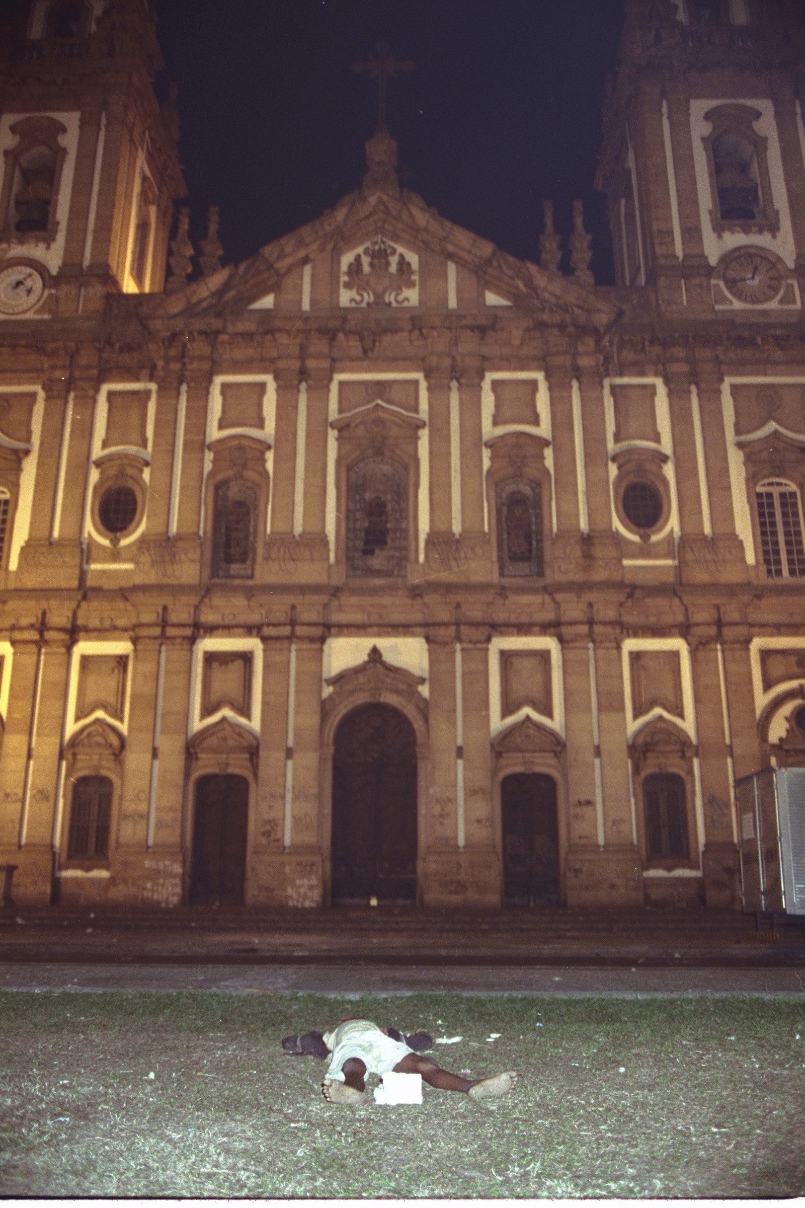 Na madrugada de 23 de julho de 1993, policiais militares atiraram em pessoas que dormiam em frente à Igreja da Candelária, no Centro do Rio. Seis menores e dois adultos morreram. Na foto, o corpo de um adolescente — Foto: Antonio Nery