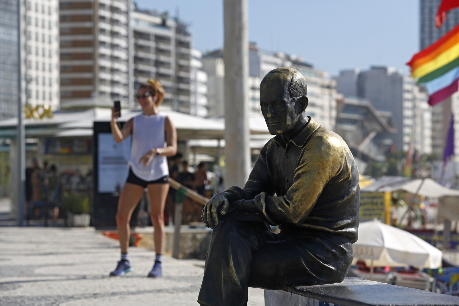 Carlos Drummond de Andrade: óculos da estátua já precisou ser reposto 14 vezes, após furtos — Foto: Fabio Rossi / Agência O Globo / 28-04-2022