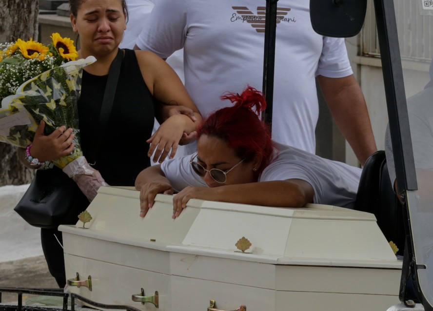 Desespero de uma mãe na despedida à filha vítima da violência