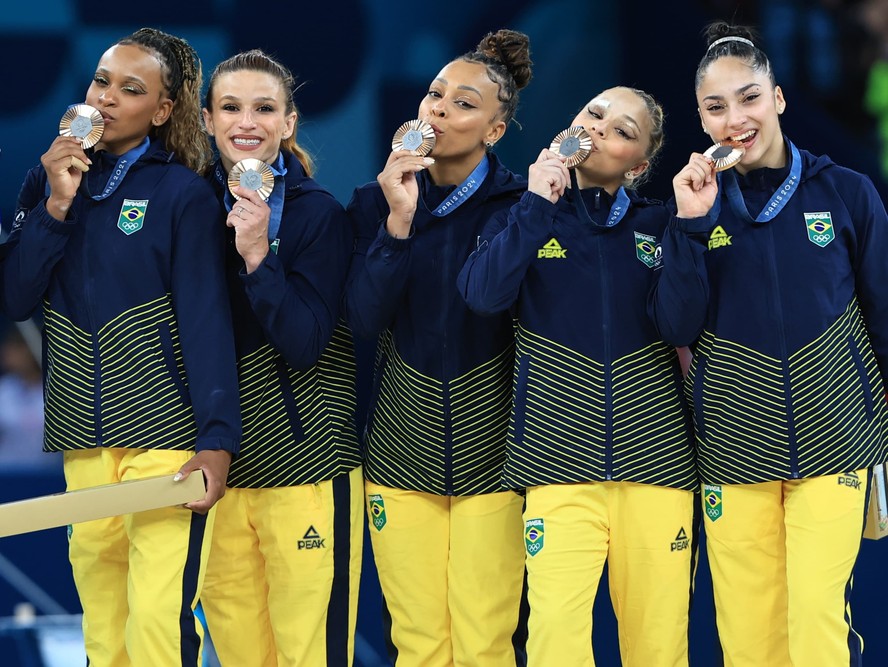 Júlia Soares, Lorrane Oliveira, Rebeca Andrade, Flávia Saraiva e Jade Barbosa conquistam a medalha de bronze em equipes na ginástica artística