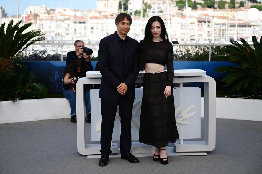 O diretor britânico Sean Baker e a atriz americana Mikey Madison, de 'Anora', em Cannes