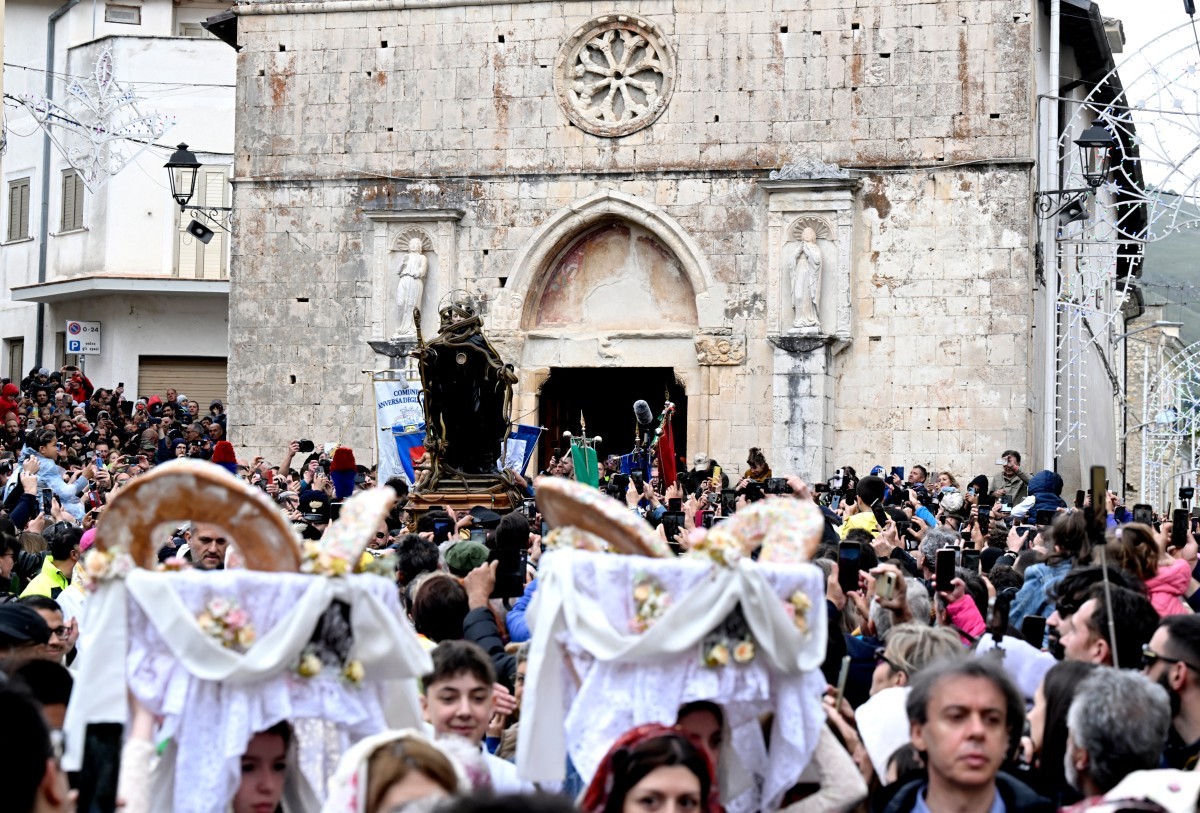 Religiosos usam serpentes em procissão tradicional, na Itália; veja fotos — Foto: TIZIANA FABI/AFP