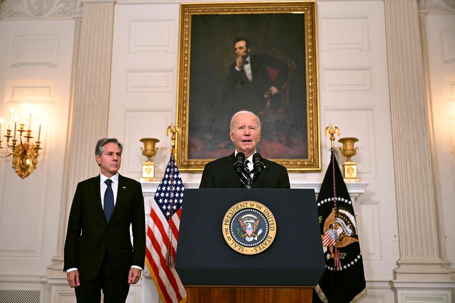 Presidente dos EUA, Joe Biden, ao lado do secretário de Estado americano, Antony Blinken, durante pronunciamento na Casa Branca