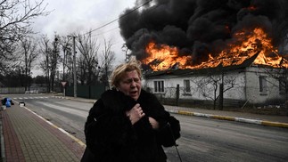 Residência em chamas na cidade de Irpin — Foto: Aris Messinis / AFP