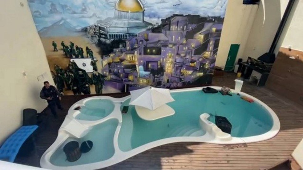 Numa operação da Polícia Civil, em Parada de Lucas, agentes encontram uma casa de Álvaro Malaquias, o Peixão, com desenho de Jerusalém na parede, ao lado da piscina — Foto: Divulgação da Polícia Civil