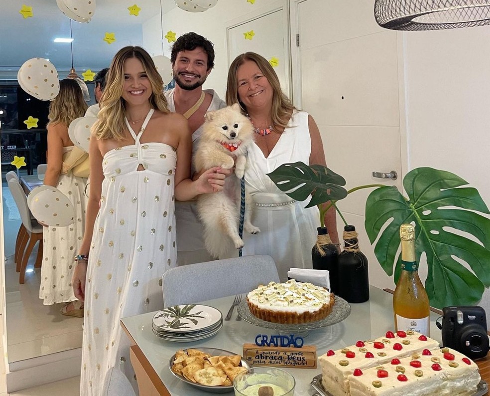 Juliana Paiva com o namorado, Danilo Partezani, e a mãe, Cristina. O pet da família também participou da comemoração — Foto: Reprodução Instagram