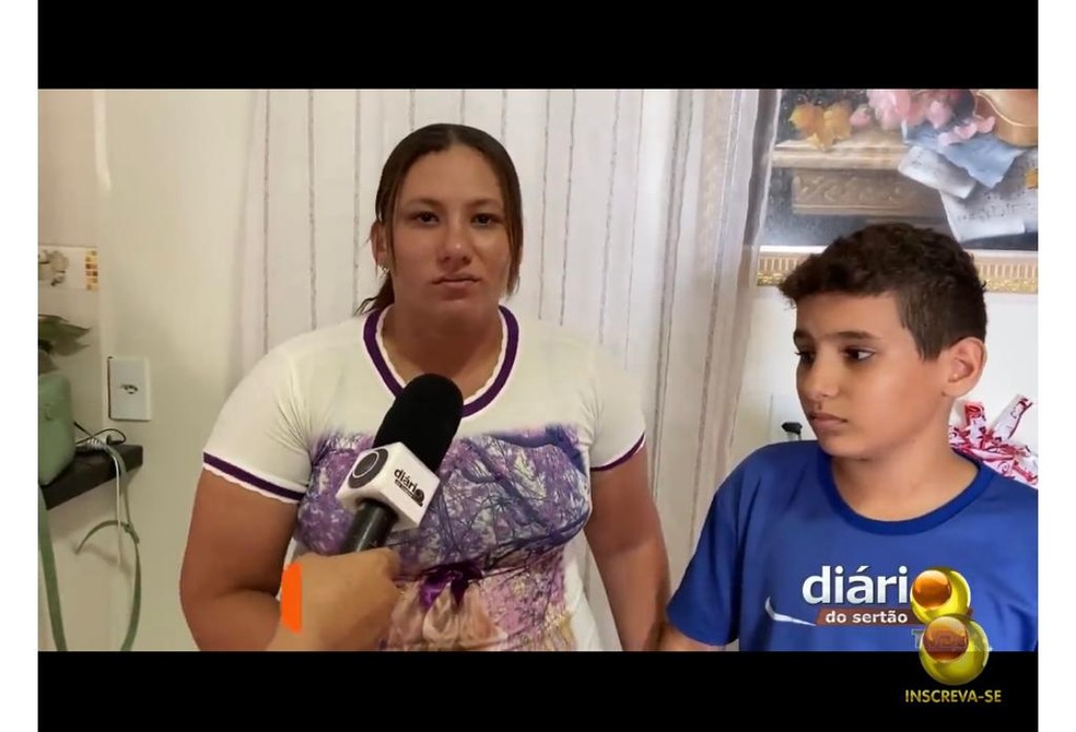 A promotora de vendas Linda e o filho, Pedro Henrique — Foto: Reprodução / TV Diário do Sertão