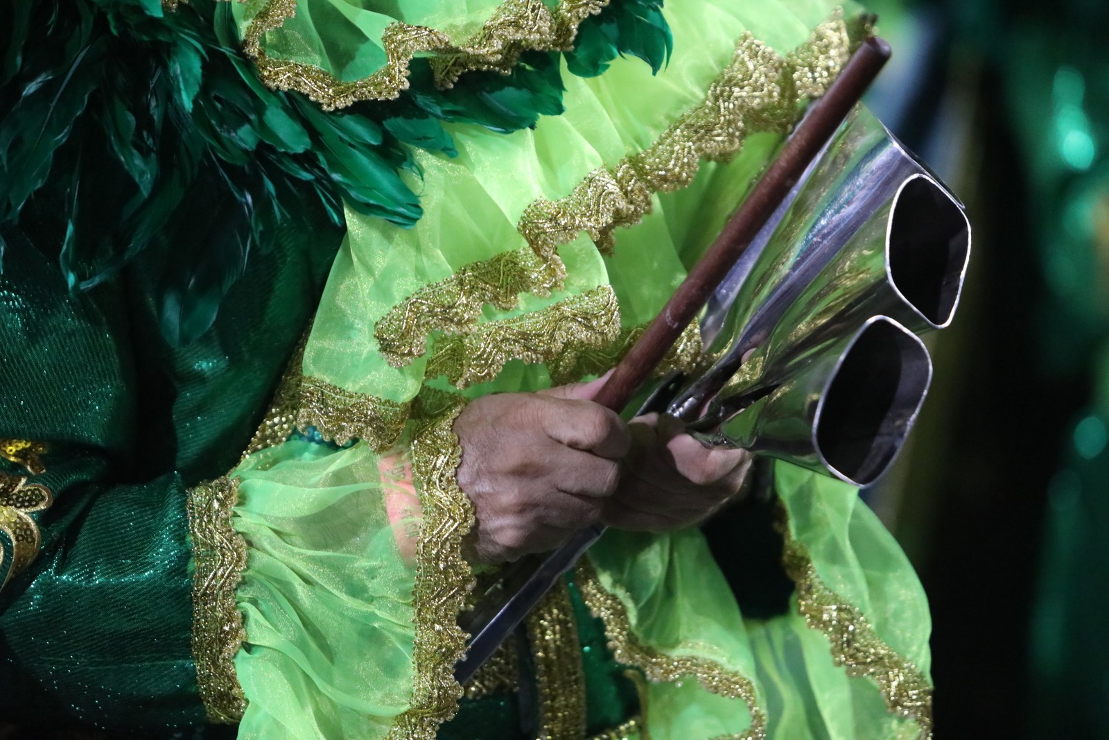 A batida-assinatura dos agogôs varreu a Sapucaí no início da maratona de samba do Grupo Especial de 2023 — Foto: Brenno Carvalho