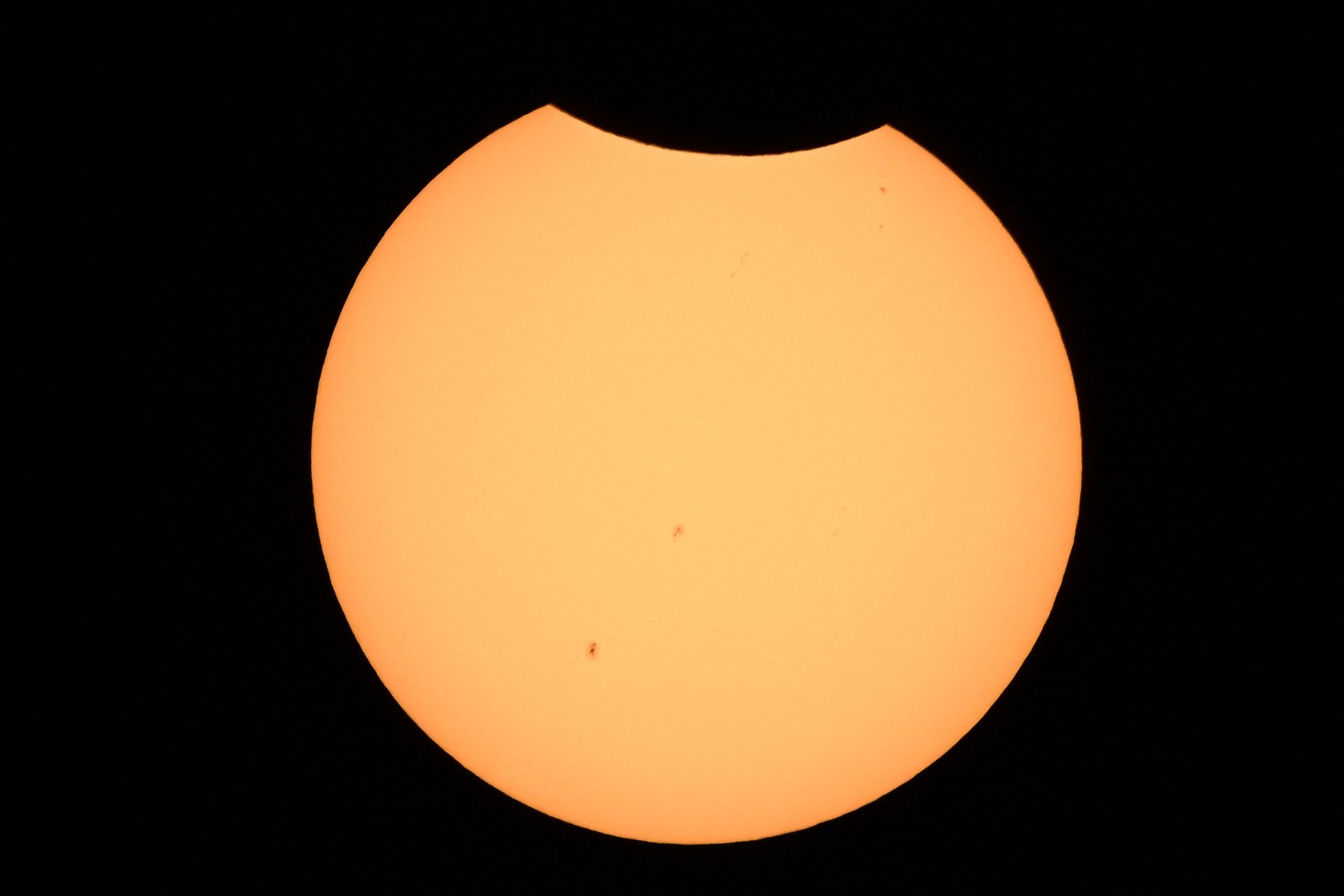 Eclipse acontecendo em Albuquerque, Novo México (EUA) — Foto: Patrick T. Fallon / AFP