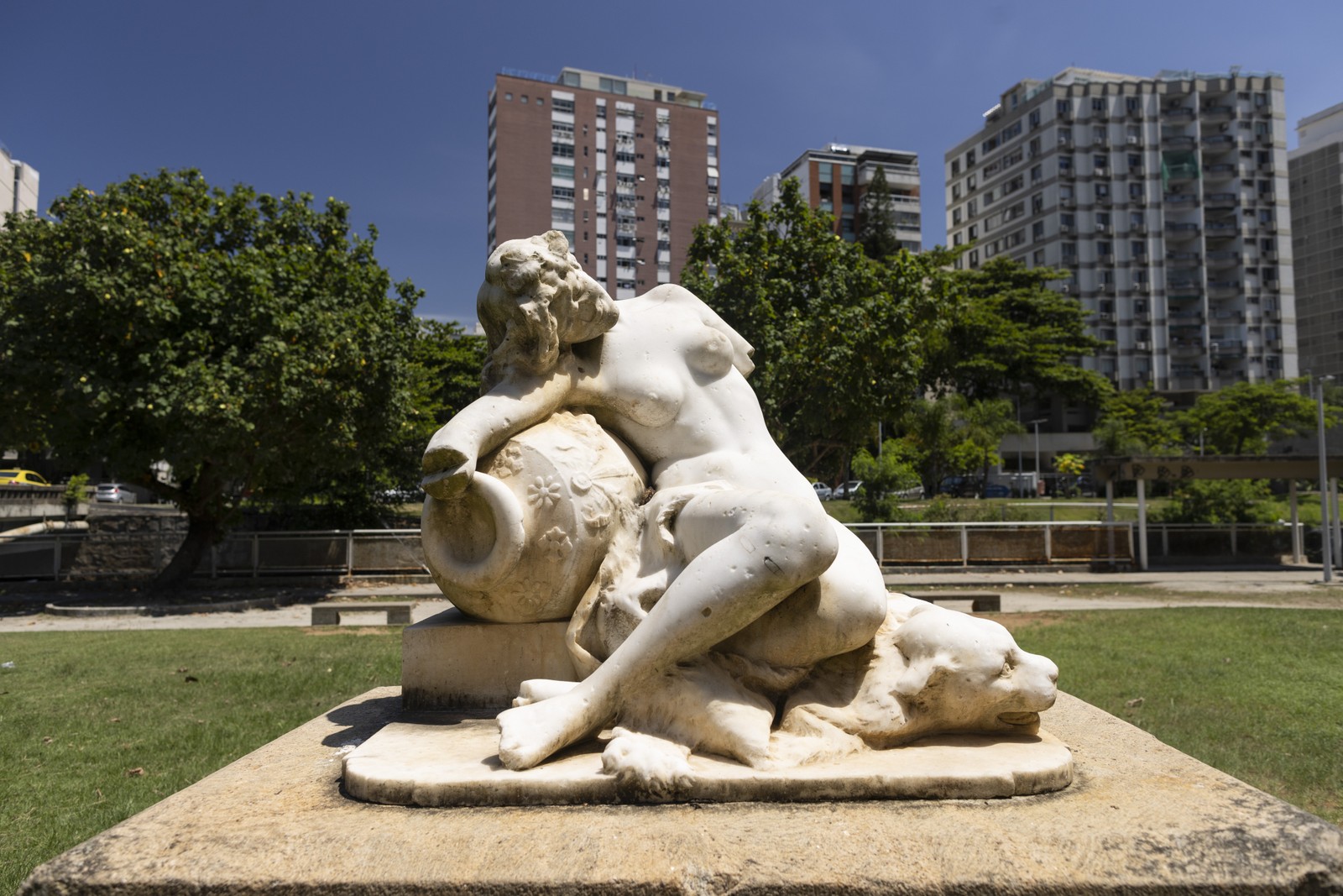 A mulher e o felino, um dos monumentos do Jardim de Alah — Foto: Márcia Foletto