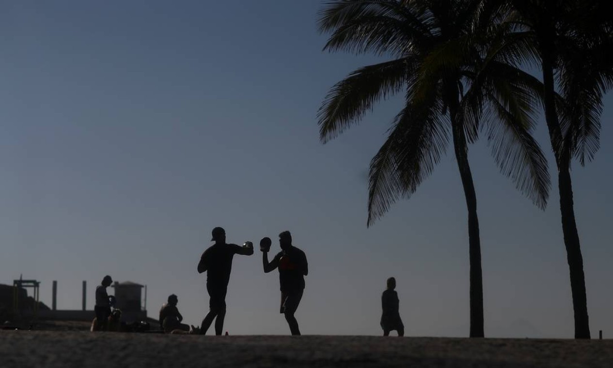 Pessoas se exercitam no primeiro dia de praias reabertas para esportes individuais, na praia de Ipanema, no Rio de Janeiro — Foto: PILAR OLIVARES / REUTERS