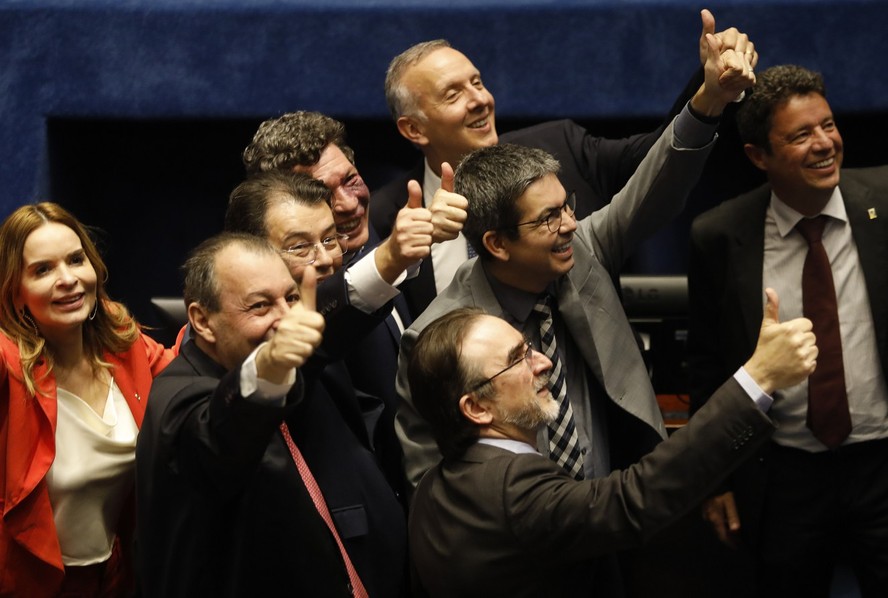 Relator Eduardo Braga e senadores comemoram a aprovação da Reforma Tributária. A votação ficou com 53 votos a favor e 24 contra