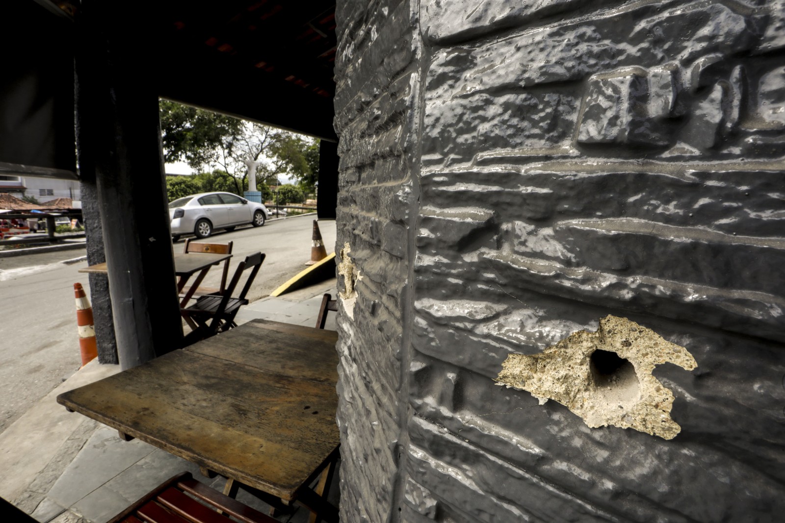 Marcas de tiro podem ser vistas em diferentes lugares: carros, estabelecimentos, paredes e outros. — Foto: Gabriel de Paiva / Agência O Globo