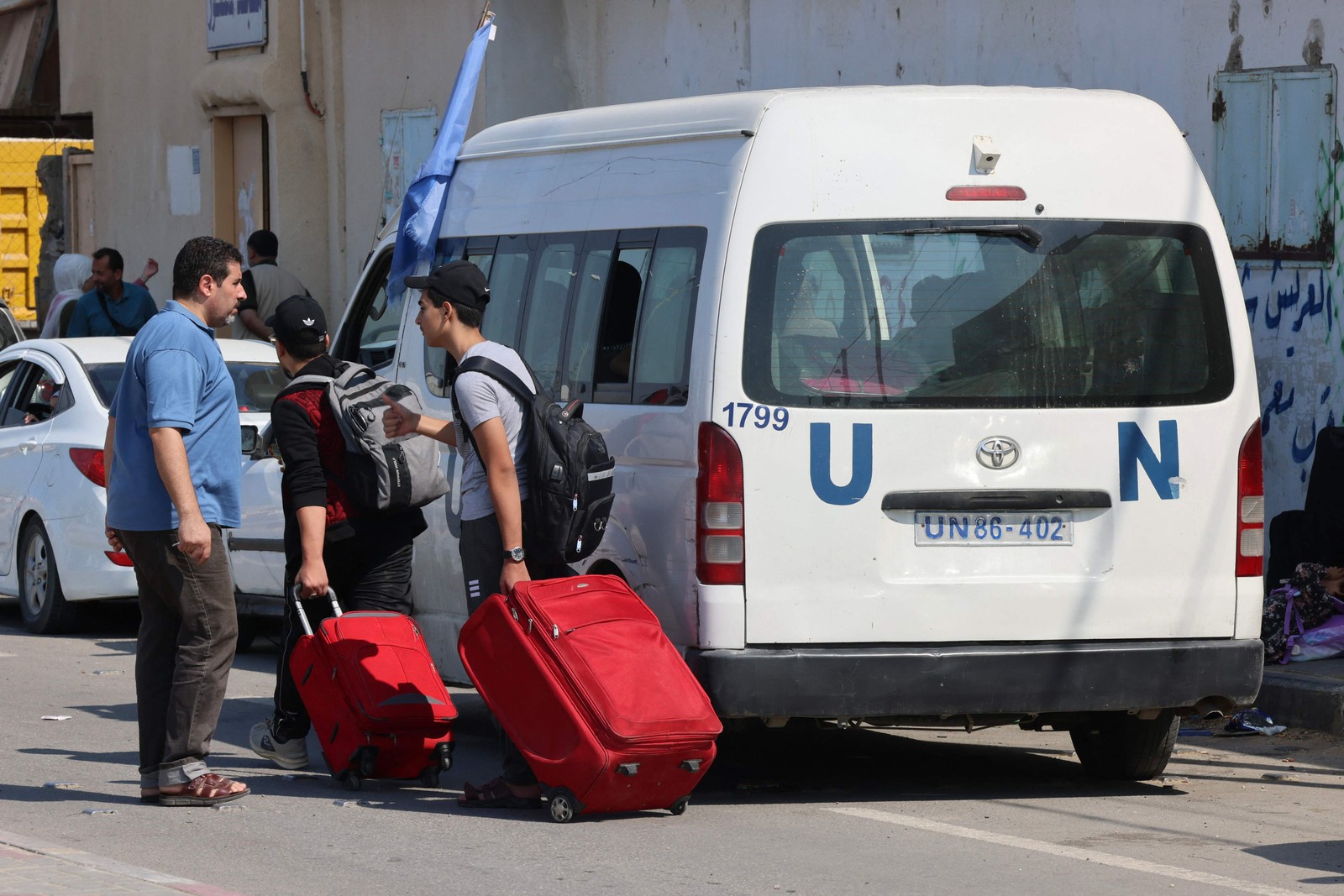 Palestinos e estrangeiros tentam sair da Faixa de Gaza pela passagem de Rafah — Foto: Said Khatib/AFP