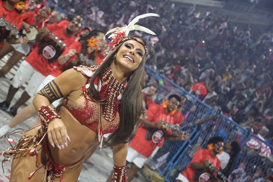 Viviane Araújo em desfile do Salgueiro no ensaio técnico