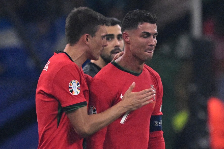 Cristiano Ronaldo caiu no choro depois de perder pênalti diante da Eslovênia nas oitavas da Eurocopa