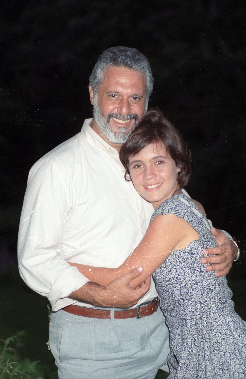 Antonio Fagundes e Adriana Esteves, em 1993, nos bastidores de gravação da novela 'Renascer': atores interpretavam os personagens José Inocêncio e Mariana — Foto: Ivo Gonzalez/Agência O Globo