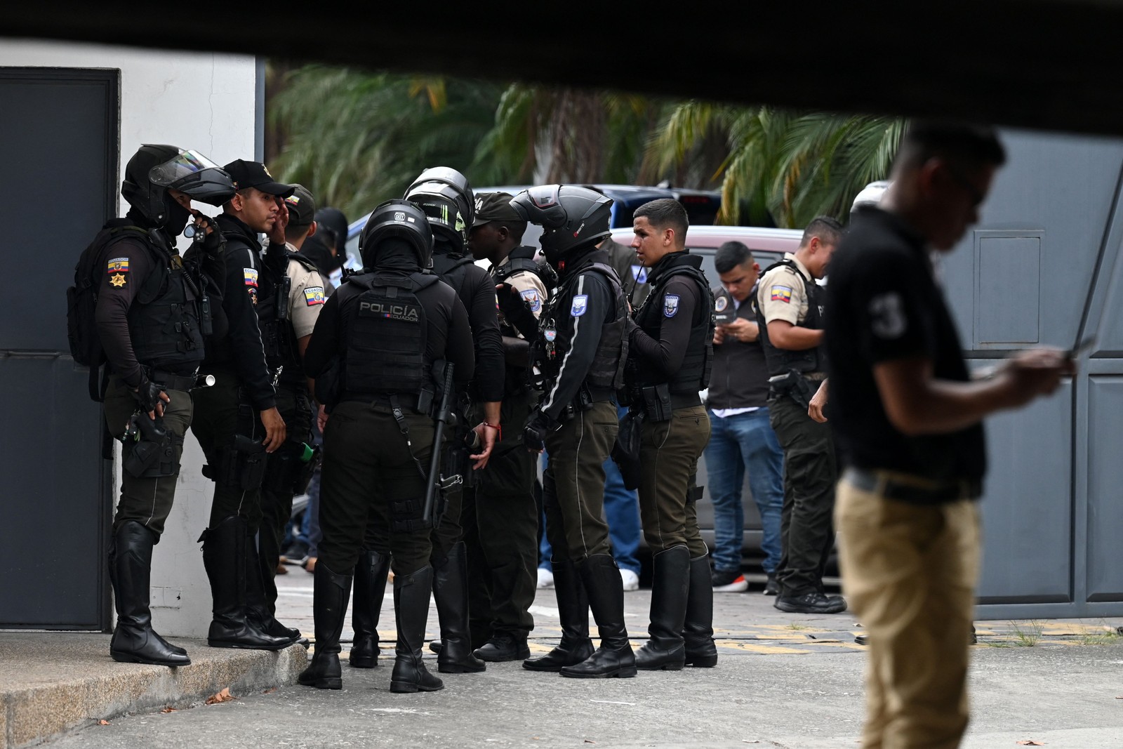 O presidente equatoriano Daniel Noboa declarou estado de emergência após a fuga da prisão de um perigoso chefe do narcotráfico. Tiros soaram ao vivo na TV no Equador quando homens armados portando fuzis e granadas invadiram o estúdio — Foto: Marcos PIN / AFP