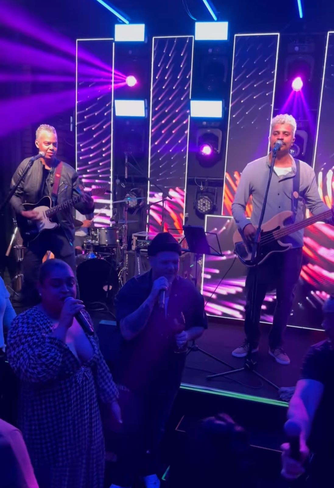 Preta Gil cantou ao lado de Ferrugem e da banda da festa de Luciano Huck — Foto: Reprodução/Instagram