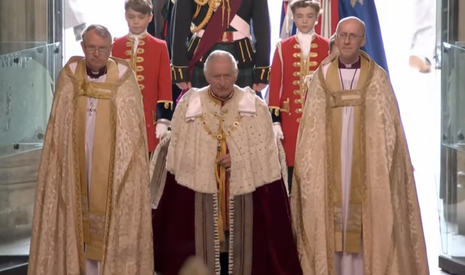 Rei Charles III chega na Abadia de Westminster para sua coroação — Foto: Reprodução