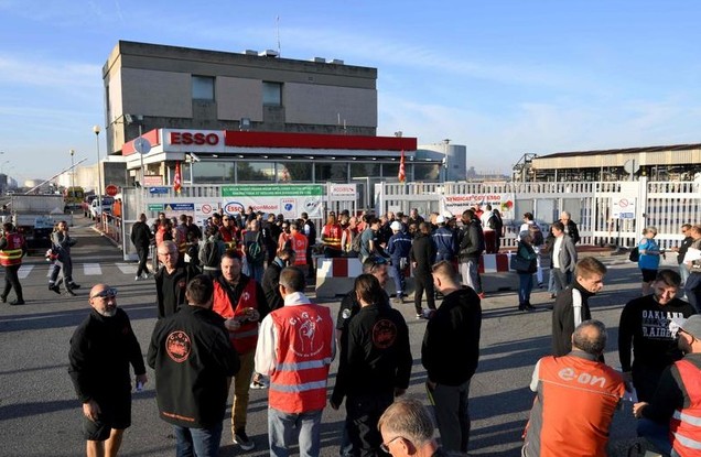 Trabalhadores em greve e sindicalistas da CGT se reúnem do lado de fora da refinaria de petróleo da Esso em Fos-sur-Mer, sul da França