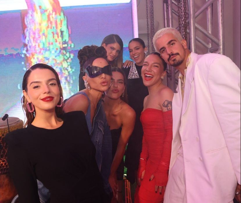 Bruna Marquezine e Enzo Celulari ao lado de Sabrina Sato, Priscilla Alcântara, Mariana Goldfarb e Giovanna Lancellotti — Foto: Reprodução/Instagram