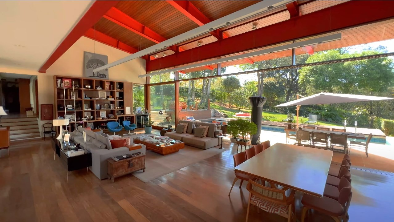 Sala de estar da casa de Viih Tube e Eliezer, com ampla abertura para a área da piscina — Foto: Reprodução