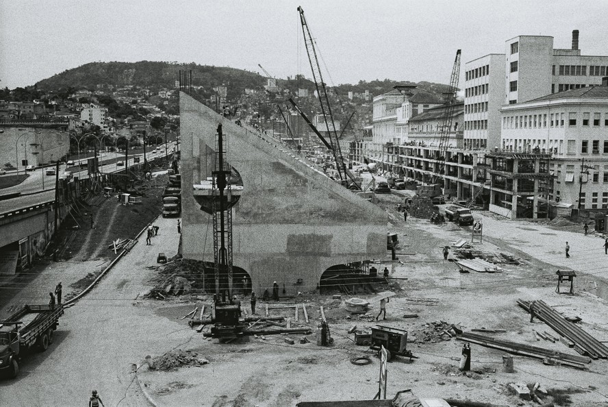 Obras de construção do Sambódromo entre outubro de 1983 e fevereiro de 1984