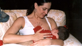 A atriz Claudia Raia amamentando a filha Sophia durante festa no Rio de Janeiro, em 2003 — Foto: Divulgação/Ana Colla