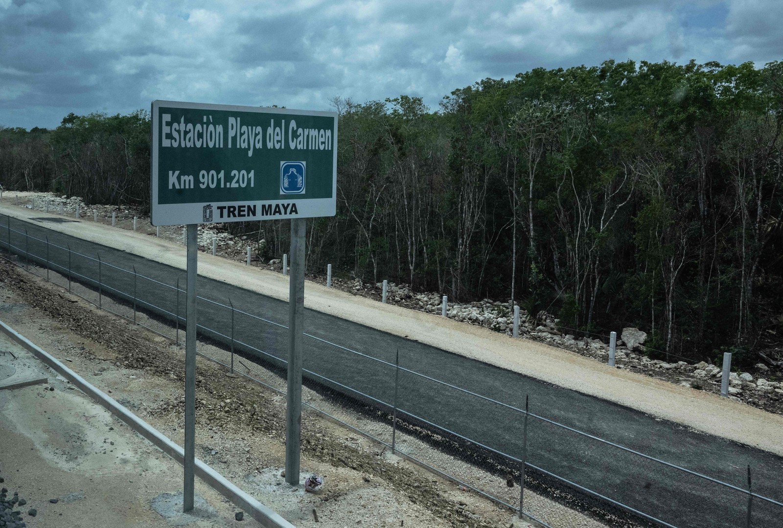 Governo moveu o trecho para dentro da selva para evitar um conflito com os hoteleiros — Foto: Carl de Souza/AFP