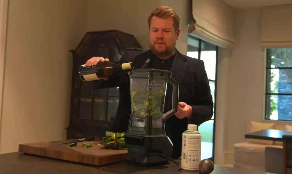 James Corden fazendo o 'shake' com vinho branco para Kris Jenner — Foto: Reprodução/The Late Show With James Corden